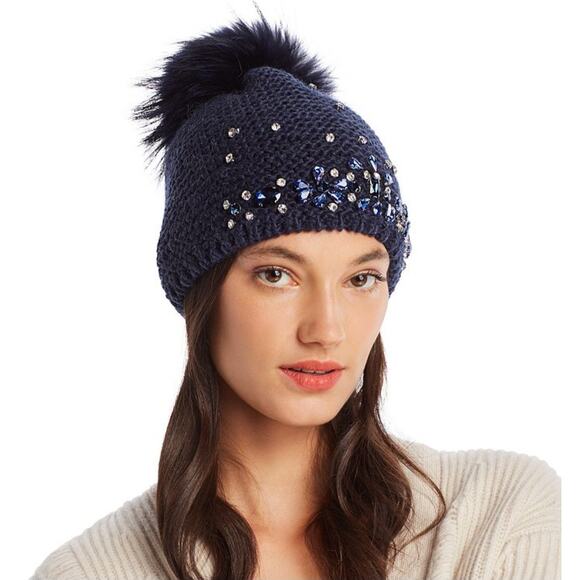 Echo Accessories - ECHO - Black cap adorned with fur pompom.